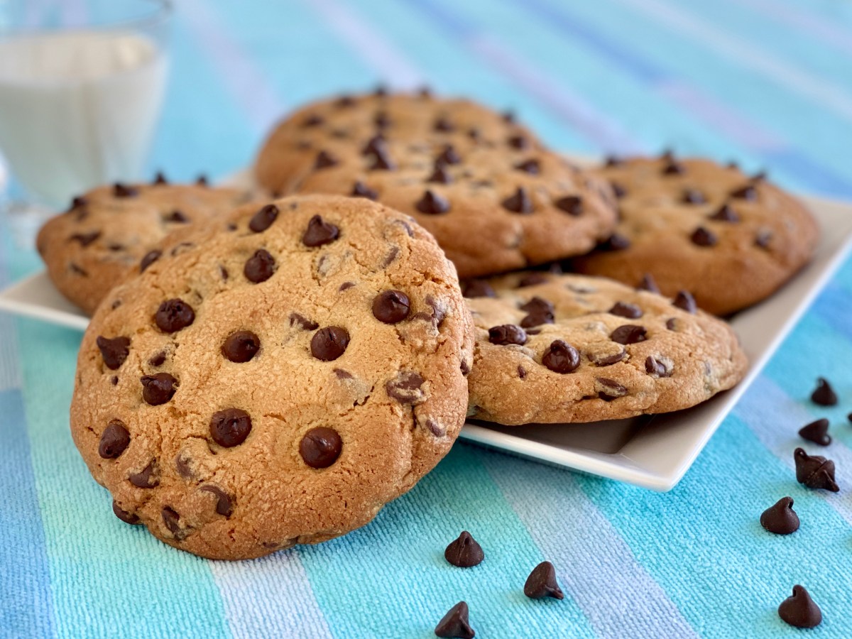 s01e06 Large Chocolate Chip Cookies